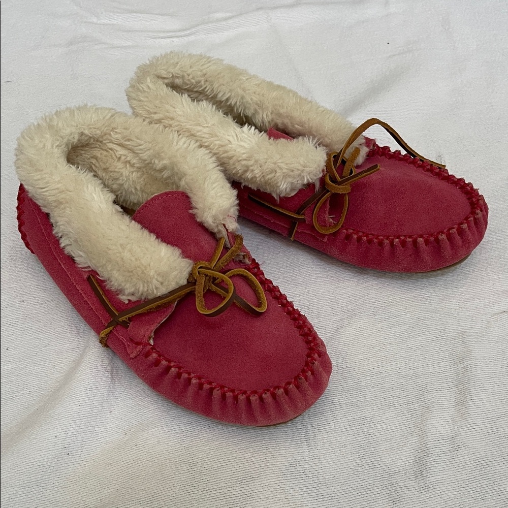Minnetonka faux Fur Lined Moccasin Slippers - pink